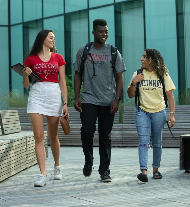 Interact
Lindner College of Business (LCOB) students pose for undergraduate marketing materials.